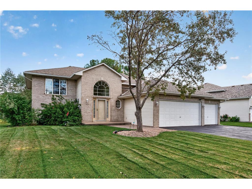 9509 Dogwood Avenue N, Brooklyn Park